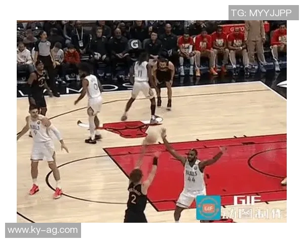 巴特勒半场表现抢眼15分钟内高效贡献8分3助攻3前场板展现杀伤力