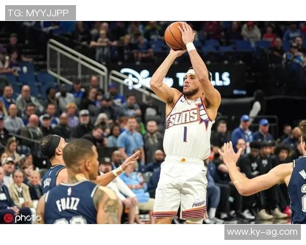 布克上半场表现出色14分9助攻展现控卫风范引领球队进攻